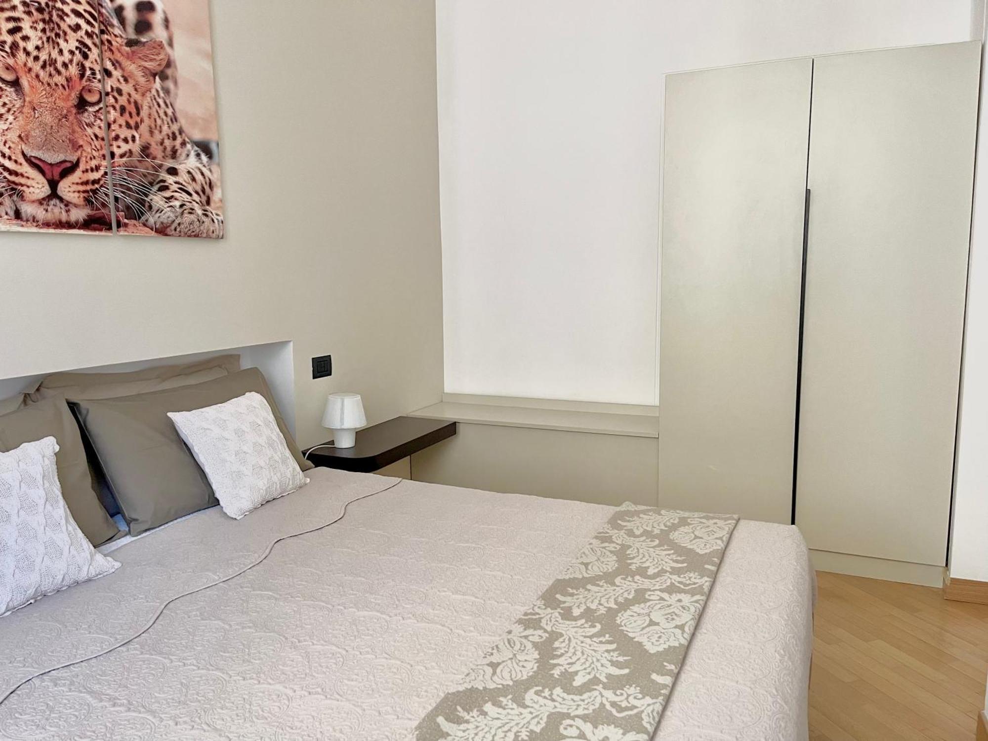 Charming Como: Downtown Apartment with Dual Bedrooms and Bathrooms Exterior photo