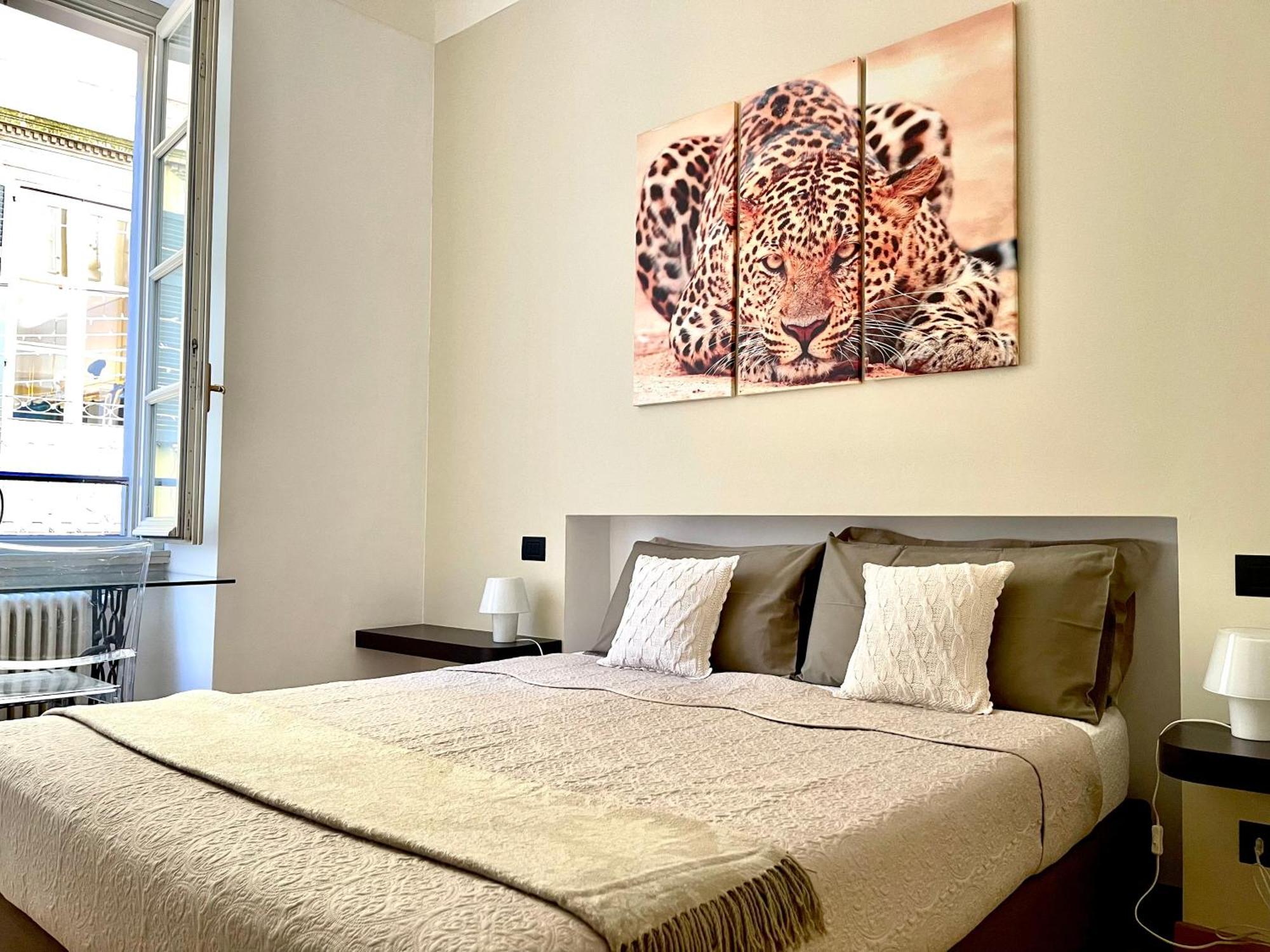 Charming Como: Downtown Apartment with Dual Bedrooms and Bathrooms Exterior photo
